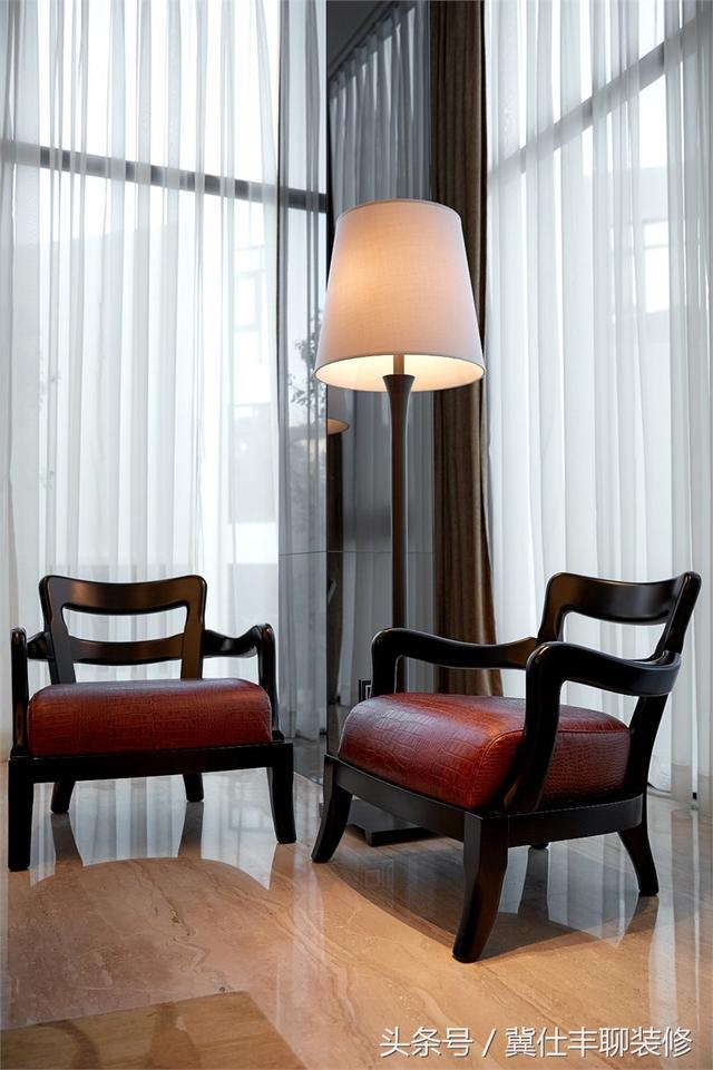 富豪的兩棟別墅連為一體，一棟家人住，另一棟招待客人