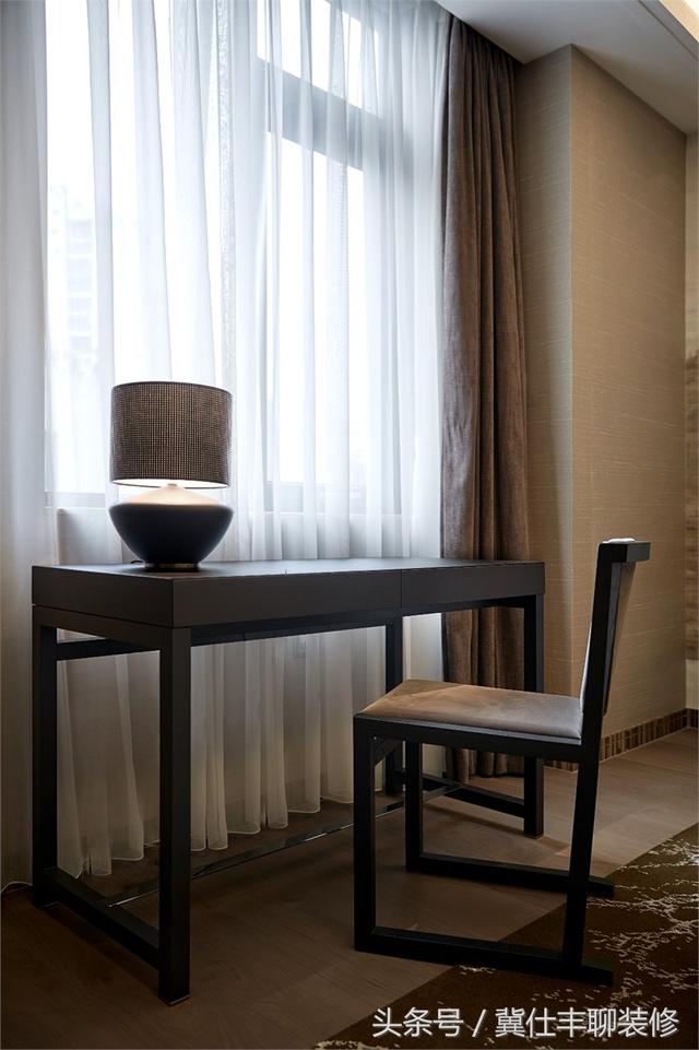 富豪的兩棟別墅連為一體，一棟家人住，另一棟招待客人