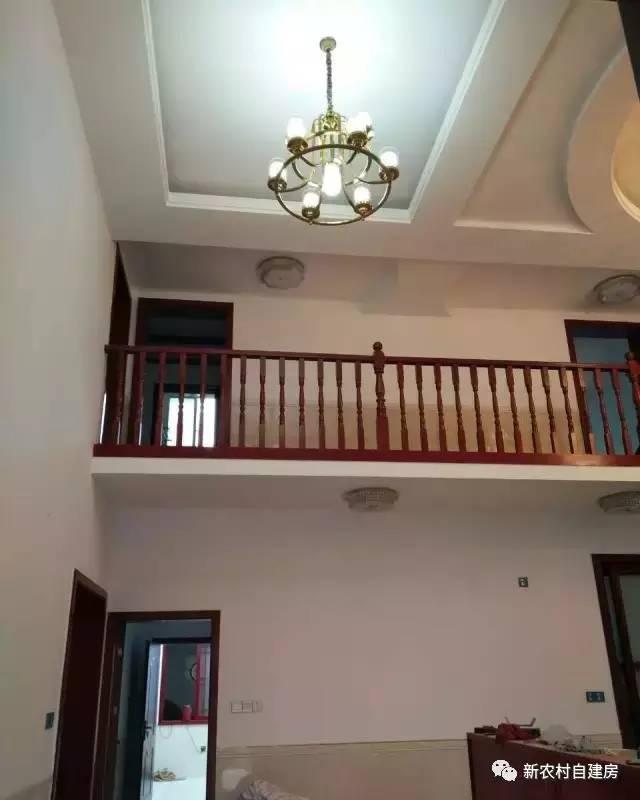 孝順女子為父母建平房別墅，家里的門檻都被鄉親踏爛