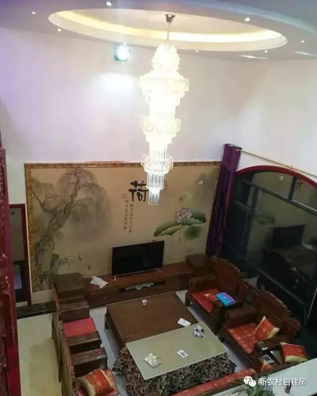 孝順女子為父母建平房別墅，家里的門檻都被鄉親踏爛