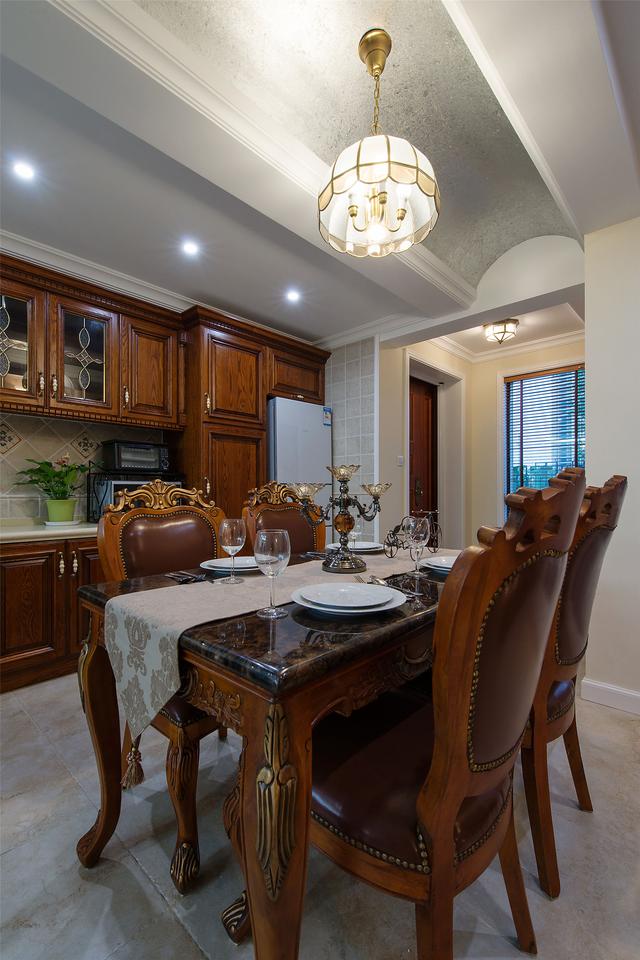 長見識了！鄭州何總和老朋友買別墅去對方家看后大贊不已