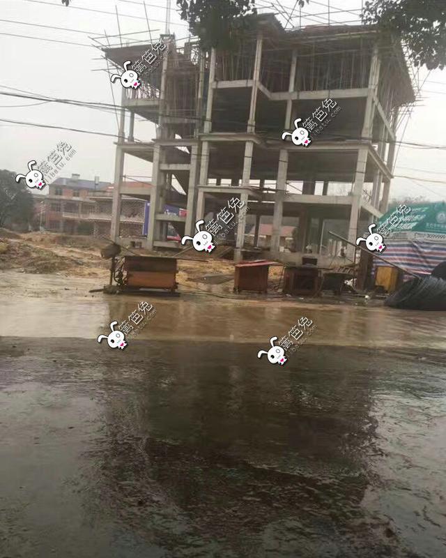 土豪用100萬回鄉自建三層豪宅別墅，鞭炮聲震徹八方鄉鄰！