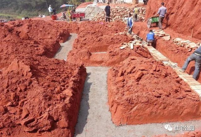 70后老夫妻合伙開山，40萬為兒子建棟獨一無二的2層婚房！