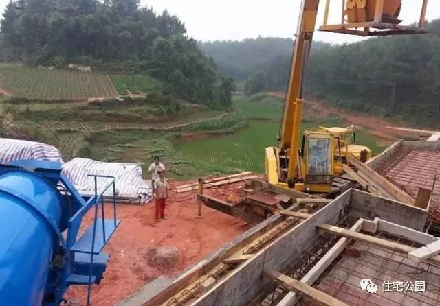 70后老夫妻合伙開山，40萬為兒子建棟獨一無二的2層婚房！