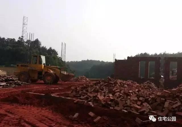 70后老夫妻合伙開山，40萬為兒子建棟獨一無二的2層婚房！