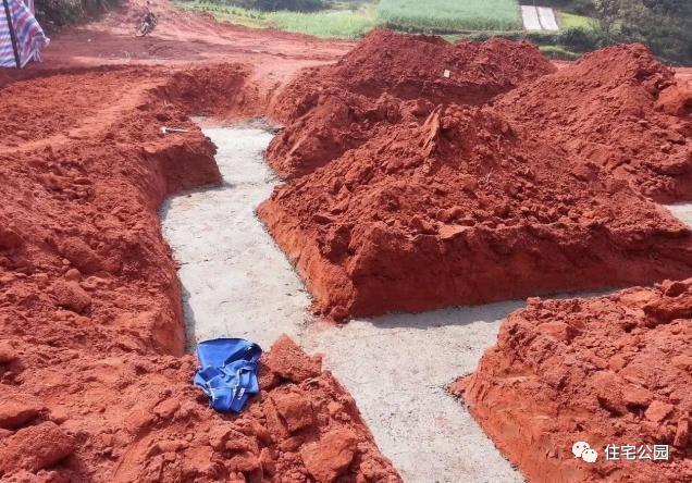 70后老夫妻合伙開山，40萬為兒子建棟獨一無二的2層婚房！