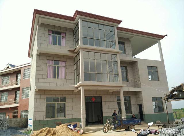 60多歲農(nóng)村大叔創(chuàng)業(yè)做農(nóng)村自建房的圍欄，竟然賺了一套別墅