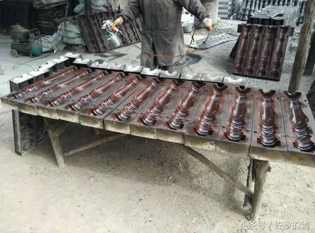 60多歲農(nóng)村大叔創(chuàng)業(yè)做農(nóng)村自建房的圍欄，竟然賺了一套別墅