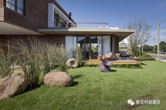 用紅磚建套現代別墅，鄰居看了只有羨慕的份