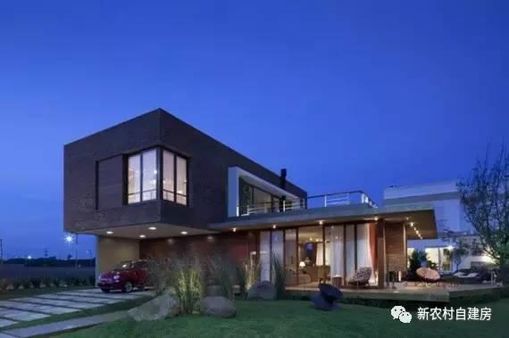 用紅磚建套現代別墅，鄰居看了只有羨慕的份