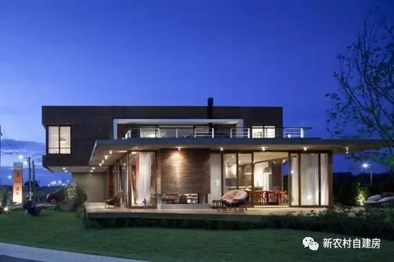 用紅磚建套現代別墅，鄰居看了只有羨慕的份