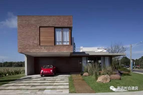 用紅磚建套現代別墅，鄰居看了只有羨慕的份