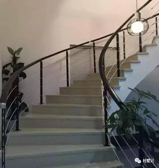 帶旋轉樓梯的二層農村別墅，引眾人參觀（附實拍）