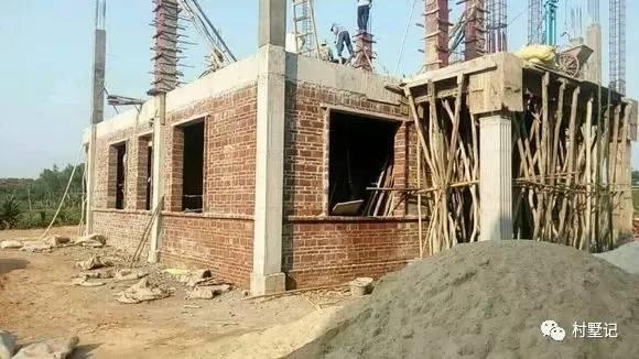 帶旋轉樓梯的二層農村別墅，引眾人參觀（附實拍）