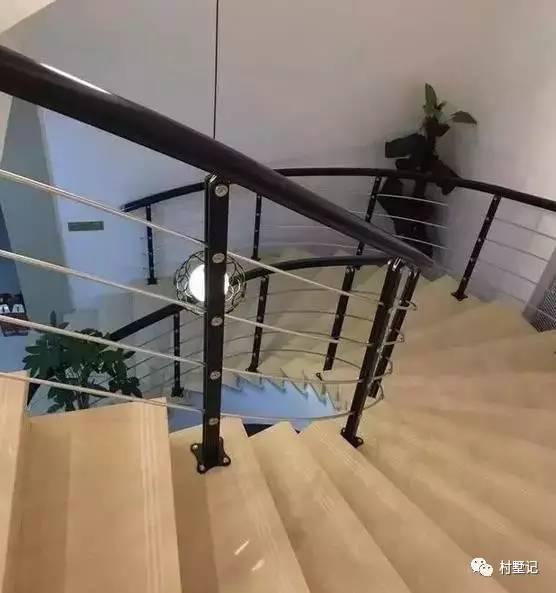 帶旋轉樓梯的二層農村別墅，引眾人參觀（附實拍）