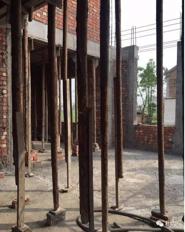 曬一曬咱村新蓋的三層別墅，是整個(gè)村最豪華的