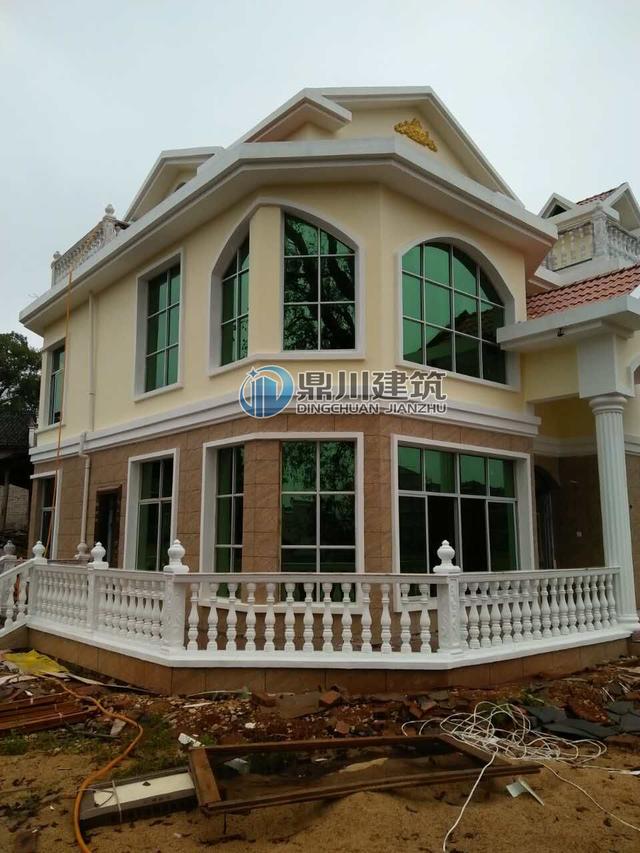 這三層優(yōu)雅小別墅一眼就愛上了，這造型建出來就成了村里一道風景