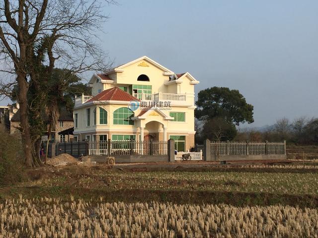 這三層優(yōu)雅小別墅一眼就愛上了，這造型建出來就成了村里一道風景