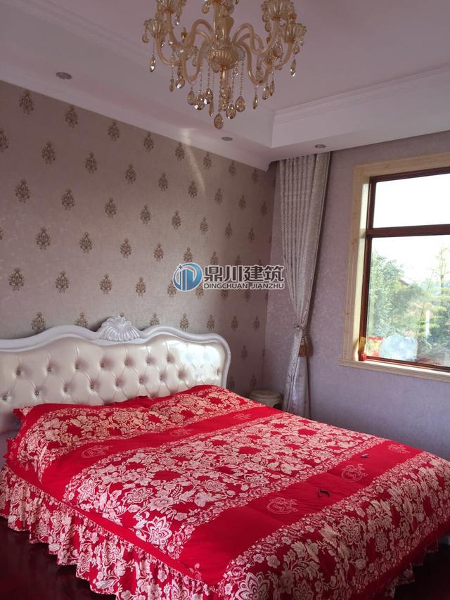 這三層小別墅讓小孩看了都走不動路，里面裝個壁掛爐，歐美范十足