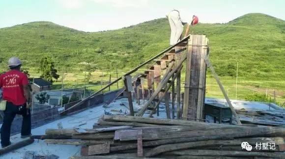 二層農村自建別墅氣派十足，甩村里其他自建房一條街