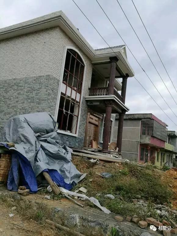 二層農村自建別墅氣派十足，甩村里其他自建房一條街