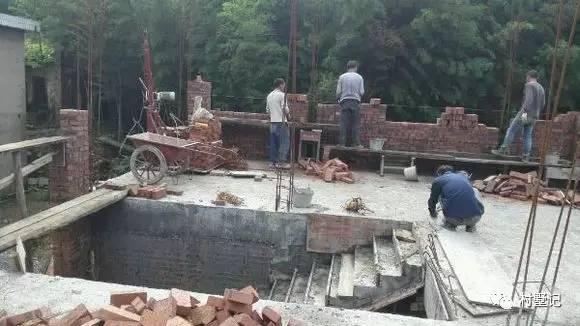 二層農村自建別墅氣派十足，甩村里其他自建房一條街