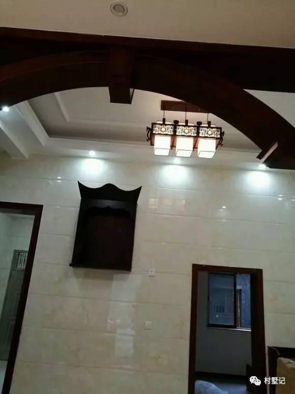 二層農村自建別墅氣派十足，甩村里其他自建房一條街