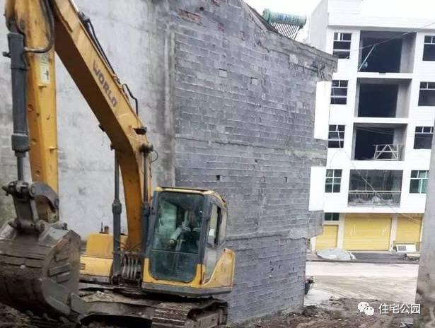 農村宅基地兩側緊挨鄰居，基礎施工咋辦？