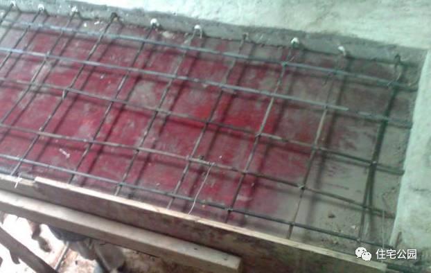 農村宅基地兩側緊挨鄰居，基礎施工咋辦？