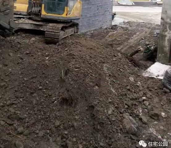 農村宅基地兩側緊挨鄰居，基礎施工咋辦？