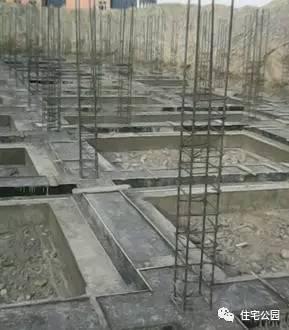 農村宅基地兩側緊挨鄰居，基礎施工咋辦？