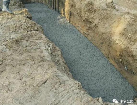 農村宅基地兩側緊挨鄰居，基礎施工咋辦？