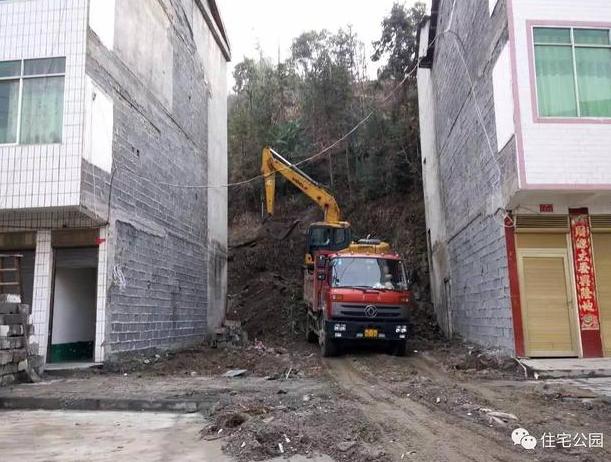 農村宅基地兩側緊挨鄰居，基礎施工咋辦？
