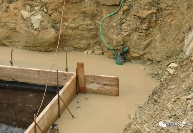 農村宅基地兩側緊挨鄰居，基礎施工咋辦？