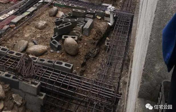 農村宅基地兩側緊挨鄰居，基礎施工咋辦？