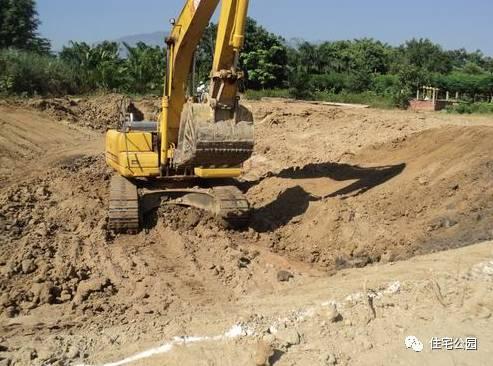 農村宅基地兩側緊挨鄰居，基礎施工咋辦？