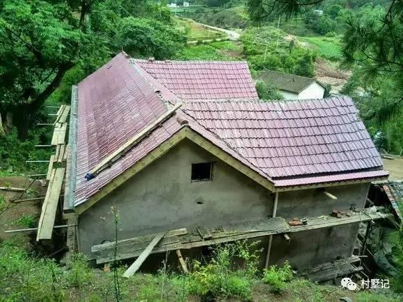 網友花30萬建造農村別墅，老家風景秀麗但施工水平就……