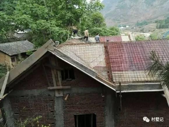 網友花30萬建造農村別墅，老家風景秀麗但施工水平就……