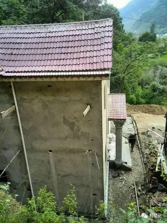 網友花30萬建造農村別墅，老家風景秀麗但施工水平就……
