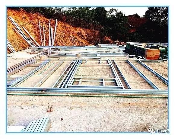 老張回農村自己蓋了一棟別墅，花的錢讓城里人都哭了