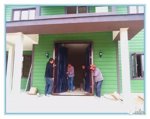 老張回農村自己蓋了一棟別墅，花的錢讓城里人都哭了