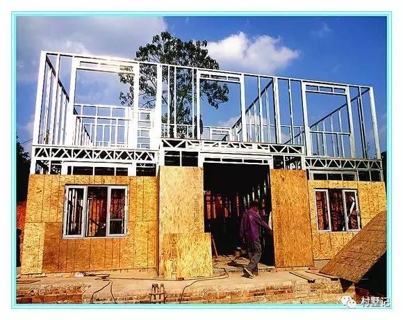 老張回農村自己蓋了一棟別墅，花的錢讓城里人都哭了