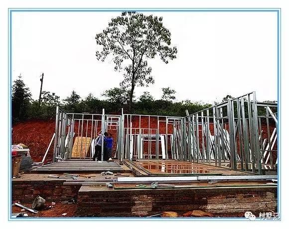 老張回農村自己蓋了一棟別墅，花的錢讓城里人都哭了