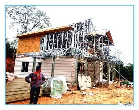老張回農村自己蓋了一棟別墅，花的錢讓城里人都哭了