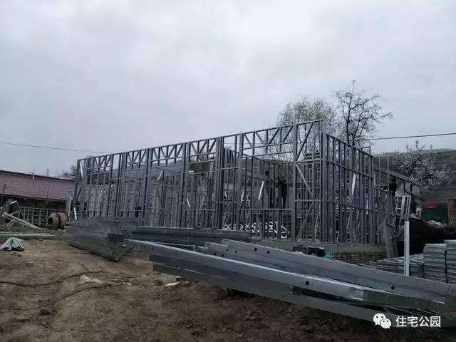 輕鋼別墅到底有什么好, 讓這個村的老百姓都搶著建? 施工隊訂單都排到了明年!