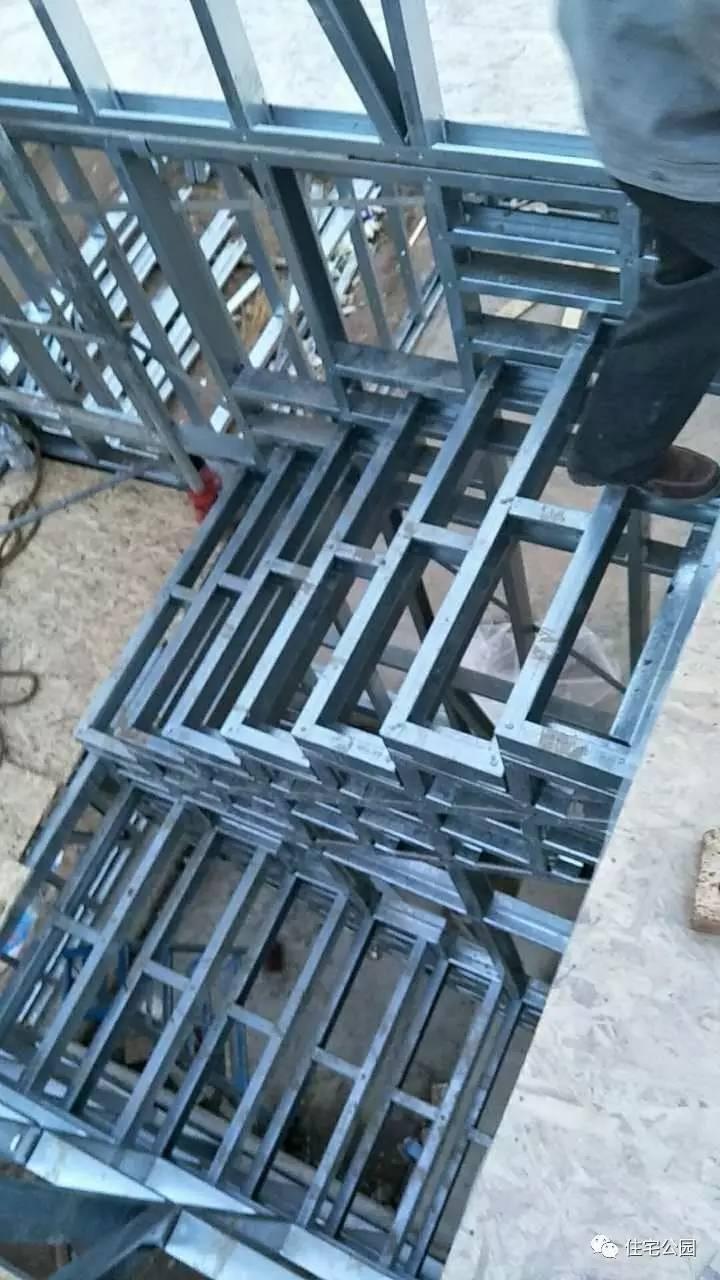 輕鋼別墅到底有什么好, 讓這個村的老百姓都搶著建? 施工隊訂單都排到了明年!