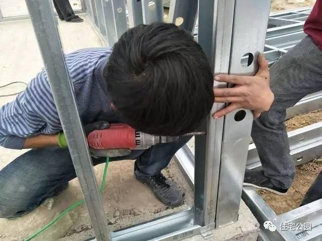 輕鋼別墅到底有什么好, 讓這個村的老百姓都搶著建? 施工隊訂單都排到了明年!