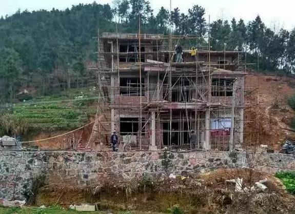 農村40萬在山坡自建房, 三層別墅讓人羨慕不已！