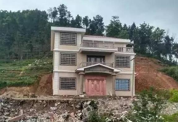 農村40萬在山坡自建房, 三層別墅讓人羨慕不已！