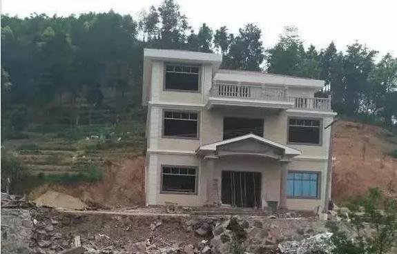 農村40萬在山坡自建房, 三層別墅讓人羨慕不已！